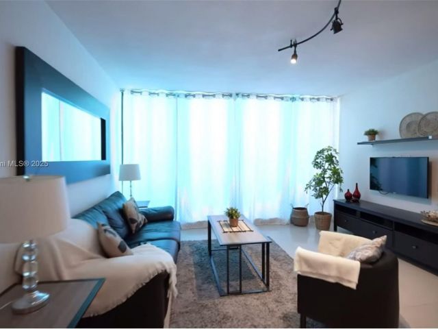 1-bedroom condo for sale in Hollywood - 3505 S Ocean Dr 411 - MondialRealty