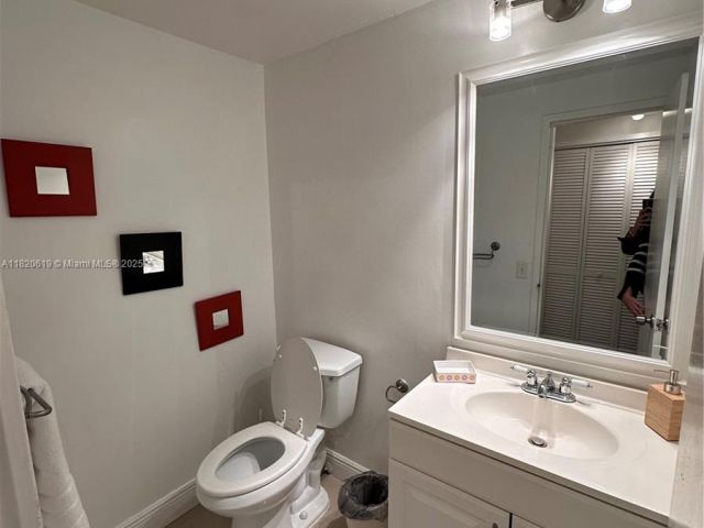 1-bedroom condo for sale in Hollywood - 3505 S Ocean Dr 411 - MondialRealty