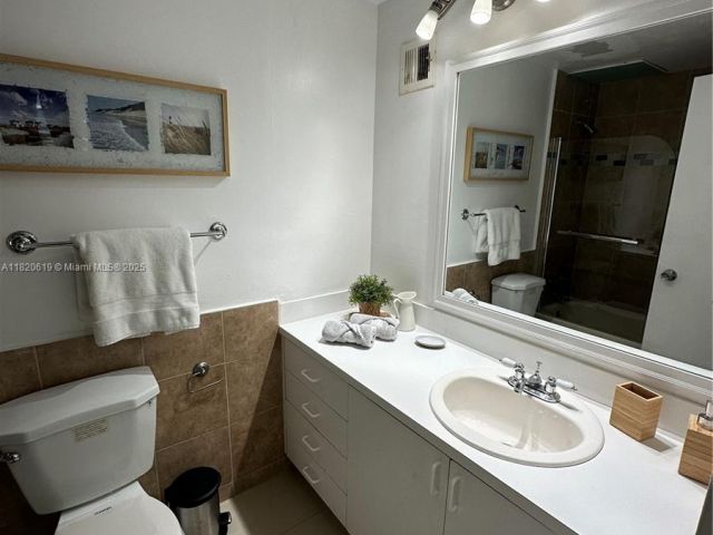 1-bedroom condo for sale in Hollywood - 3505 S Ocean Dr 411 - MondialRealty