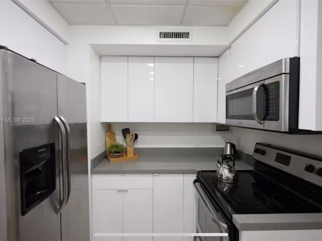 1-bedroom condo for sale in Hollywood - 3505 S Ocean Dr 411 - MondialRealty