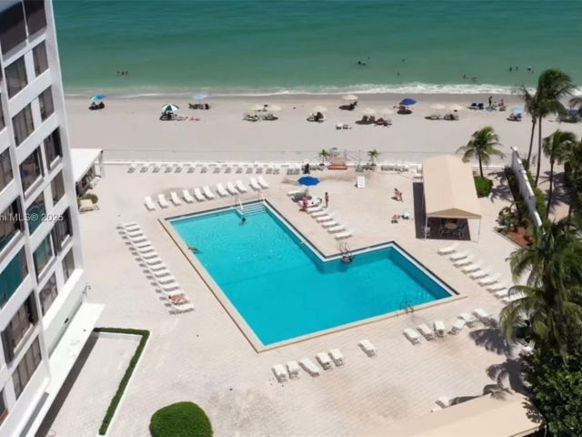 1-bedroom condo for sale in Hollywood - 3505 S Ocean Dr 411 - MondialRealty