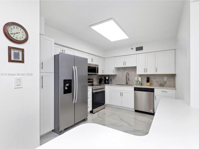 2-bedroom condo for sale in Aventura - 3530 Mystic Pointe Dr 2108 - MondialRealty