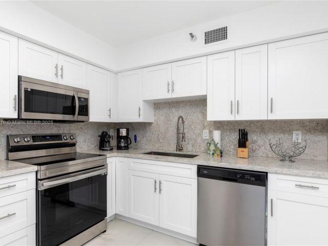 2-bedroom condo for sale in Aventura - 3530 Mystic Pointe Dr 2108 - MondialRealty