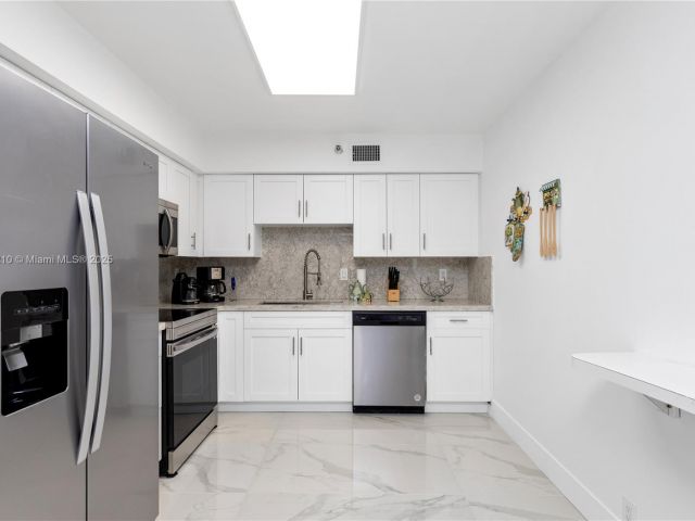 2-bedroom condo for sale in Aventura - 3530 Mystic Pointe Dr 2108 - MondialRealty