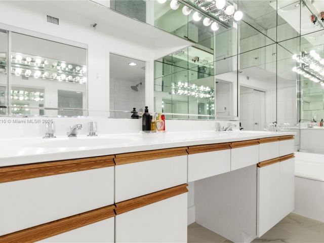 2-bedroom condo for sale in Aventura - 3530 Mystic Pointe Dr 2108 - MondialRealty