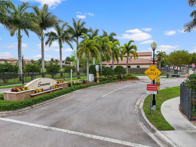 Home for sale at 572 SE 34th Ter - photo 6162828