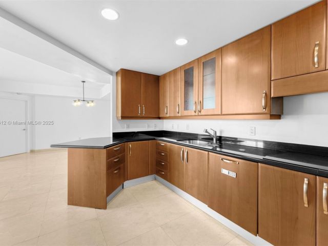 Apartment for rent  Unit #1221 - photo 6165170