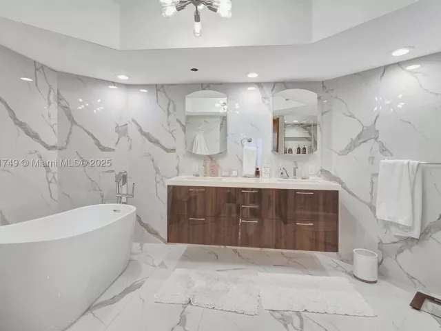 3-bedroom condo for sale in Sunny Isles Beach - 16425 Collins Ave 311 - MondialRealty