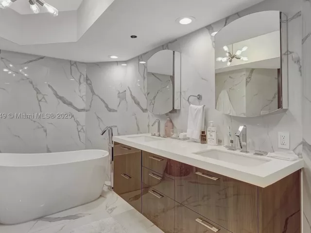 3-bedroom condo for sale in Sunny Isles Beach - 16425 Collins Ave 311 - MondialRealty