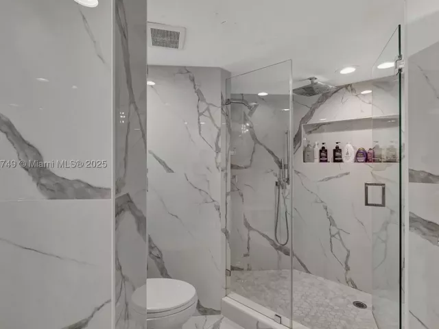 3-bedroom condo for sale in Sunny Isles Beach - 16425 Collins Ave 311 - MondialRealty