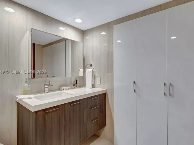 3-bedroom condo for sale in Sunny Isles Beach - 16425 Collins Ave 311 - MondialRealty