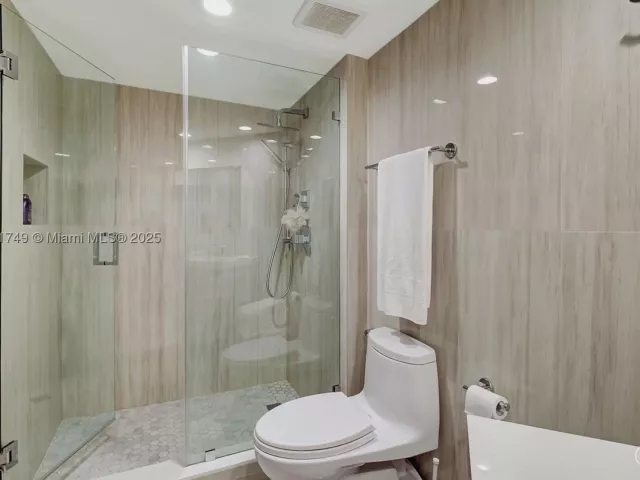 3-bedroom condo for sale in Sunny Isles Beach - 16425 Collins Ave 311 - MondialRealty