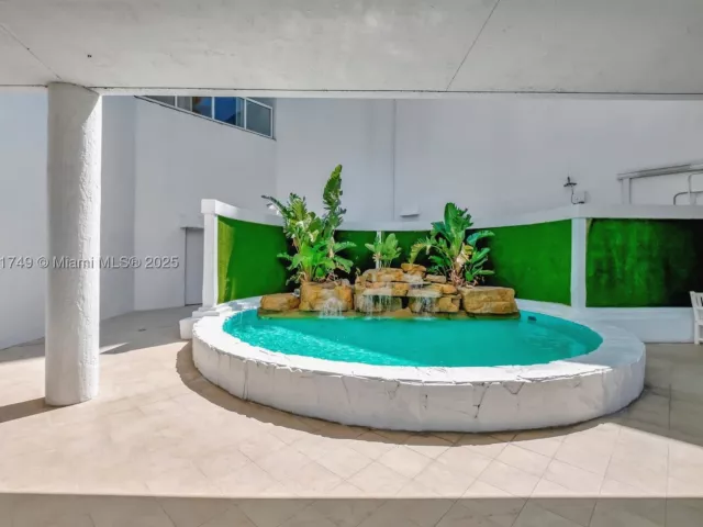 3-bedroom condo for sale in Sunny Isles Beach - 16425 Collins Ave 311 - MondialRealty