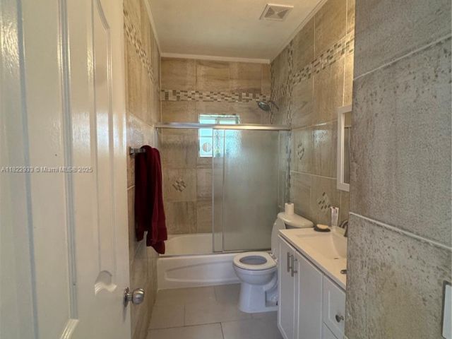 Home for sale at 1281 NE 41st Pl - photo 6206110