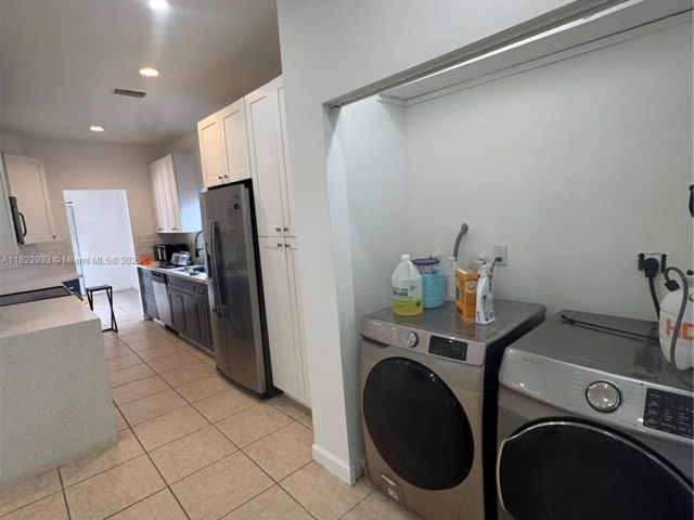 Home for sale at 1281 NE 41st Pl - photo 6206113