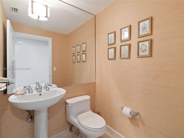 Apartment for sale  Unit #2702 - photo 6176047