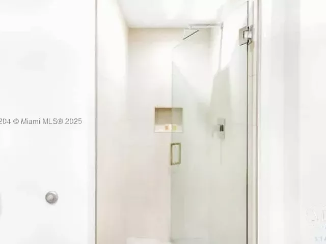 2-bedroom condo for sale in Hollywood - 777 N Ocean Dr N521 - MondialRealty