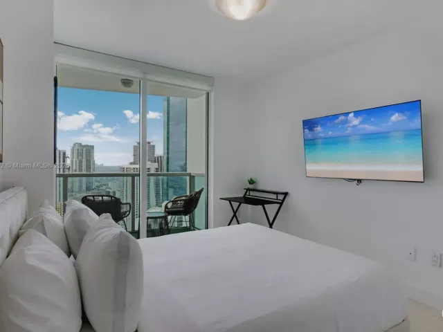 2-bedroom condo for rent in Miami - 41 SE 5th St 2107 - MondialRealty