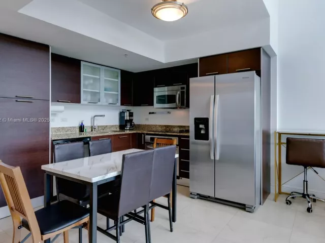 2-bedroom condo for rent in Miami - 41 SE 5th St 2107 - MondialRealty