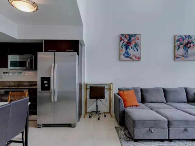 2-bedroom condo for rent in Miami - 41 SE 5th St 2107 - MondialRealty