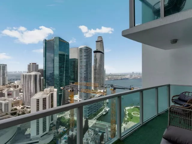 2-bedroom condo for rent in Miami - 41 SE 5th St 2107 - MondialRealty