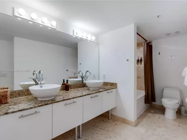 2-bedroom condo for rent in Miami - 41 SE 5th St 2107 - MondialRealty