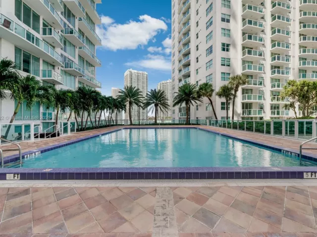 2-bedroom condo for rent in Miami - 41 SE 5th St 2107 - MondialRealty
