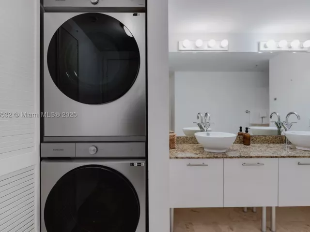 2-bedroom condo for rent in Miami - 41 SE 5th St 2107 - MondialRealty