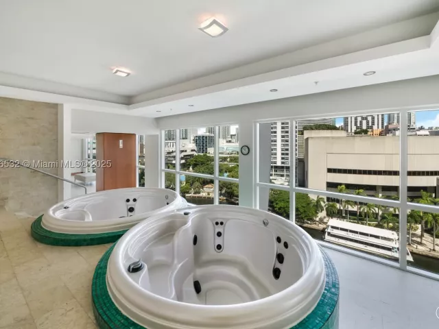 2-bedroom condo for rent in Miami - 41 SE 5th St 2107 - MondialRealty