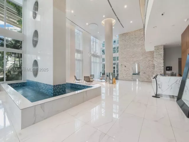 2-bedroom condo for rent in Miami - 41 SE 5th St 2107 - MondialRealty