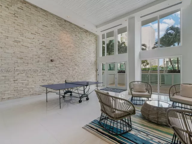 2-bedroom condo for rent in Miami - 41 SE 5th St 2107 - MondialRealty