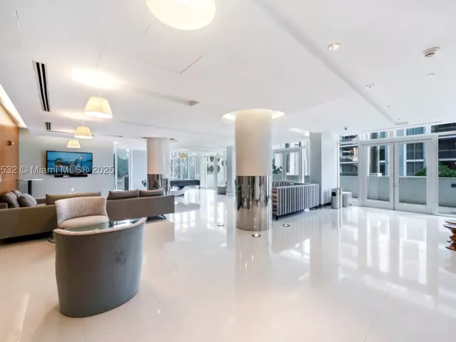 2-bedroom condo for rent in Miami - 41 SE 5th St 2107 - MondialRealty