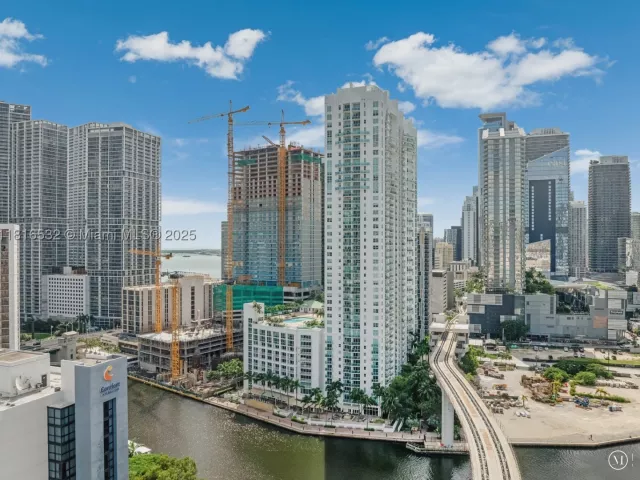 2-bedroom condo for rent in Miami - 41 SE 5th St 2107 - MondialRealty