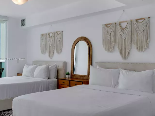 2-bedroom condo for rent in Miami - 41 SE 5th St 2107 - MondialRealty