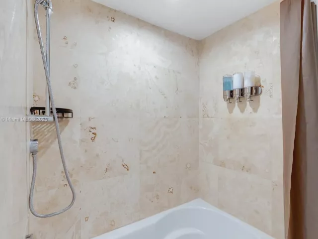 2-bedroom condo for rent in Miami - 41 SE 5th St 2107 - MondialRealty