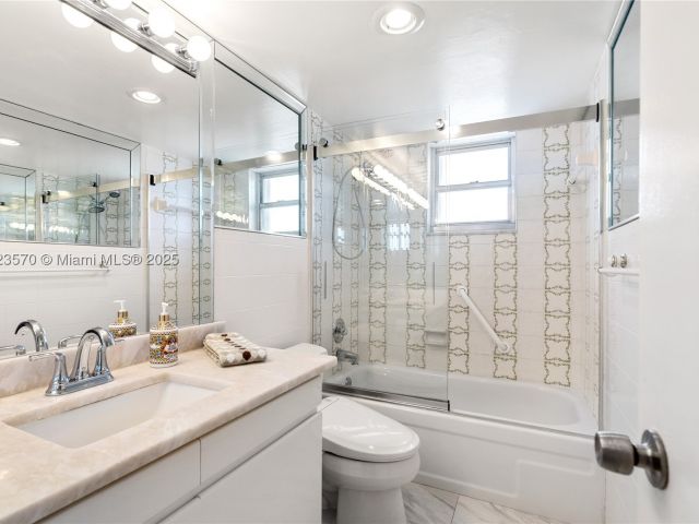 2-bedroom condo for sale in Hollywood - 2101 S Ocean Dr 2707 - MondialRealty