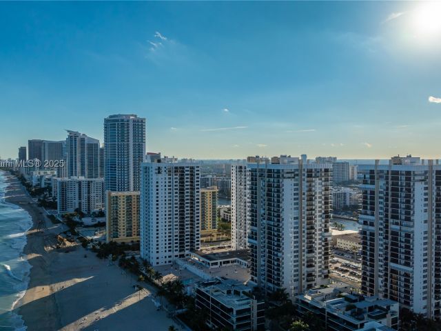 2-bedroom condo for sale in Hollywood - 2101 S Ocean Dr 2707 - MondialRealty