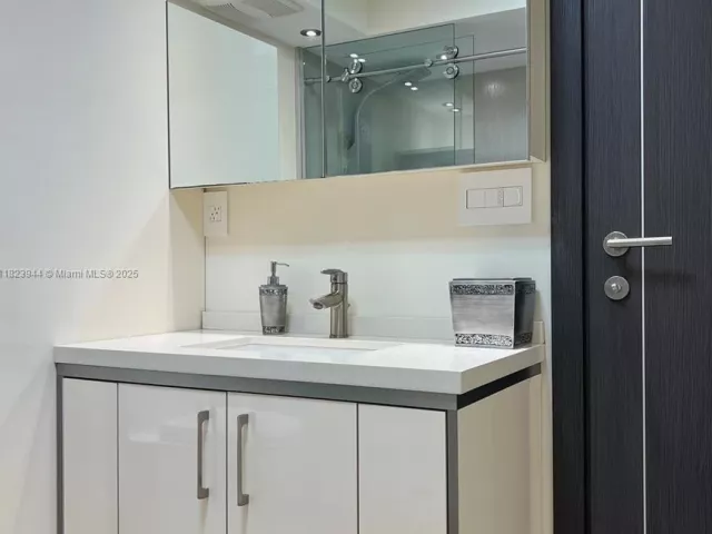 3-bedroom condo for rent in Sunny Isles Beach - 251 174th St 1505 - MondialRealty