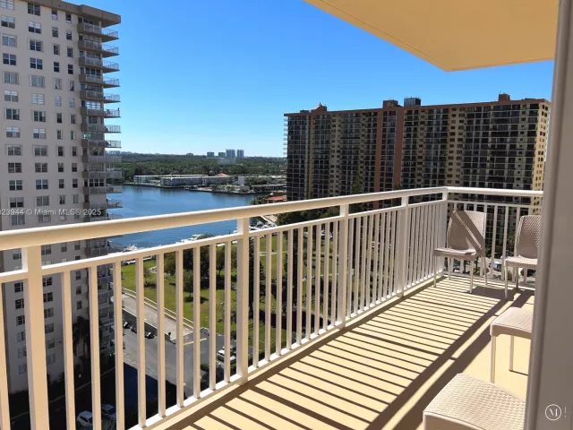 3-bedroom condo for rent in Sunny Isles Beach - 251 174th St 1505 - MondialRealty