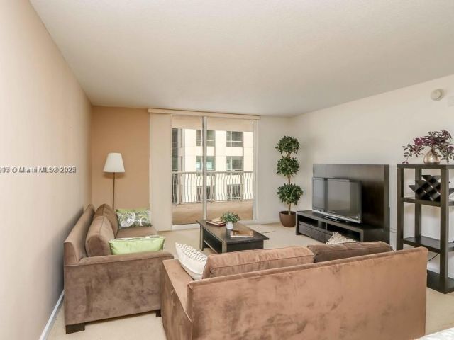 1-bedroom condo for sale in Miami - 1200 Brickell Bay Dr 1518 - MondialRealty