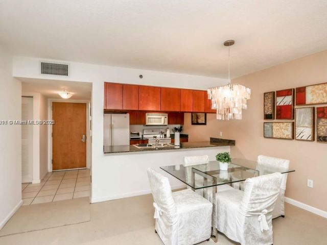 1-bedroom condo for sale in Miami - 1200 Brickell Bay Dr 1518 - MondialRealty