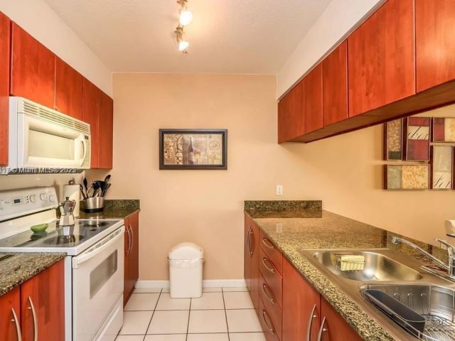 1-bedroom condo for sale in Miami - 1200 Brickell Bay Dr 1518 - MondialRealty