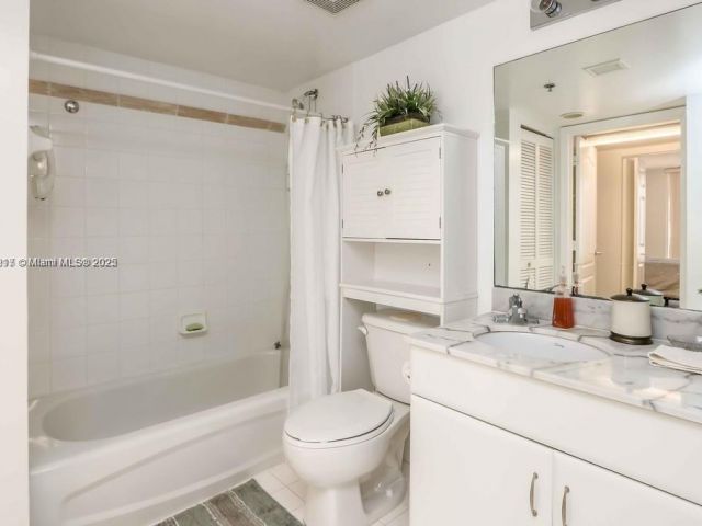 1-bedroom condo for sale in Miami - 1200 Brickell Bay Dr 1518 - MondialRealty