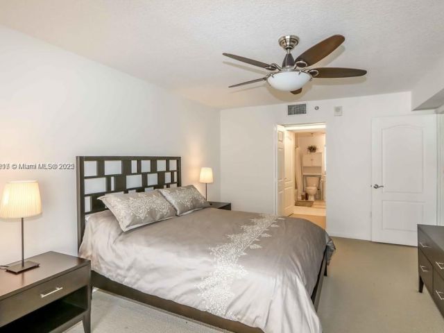 1-bedroom condo for sale in Miami - 1200 Brickell Bay Dr 1518 - MondialRealty