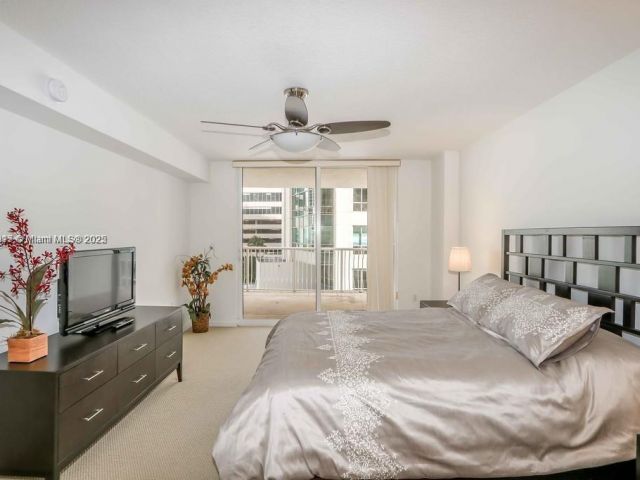 1-bedroom condo for sale in Miami - 1200 Brickell Bay Dr 1518 - MondialRealty