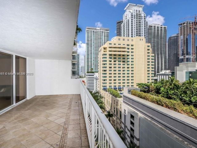 1-bedroom condo for sale in Miami - 1200 Brickell Bay Dr 1518 - MondialRealty