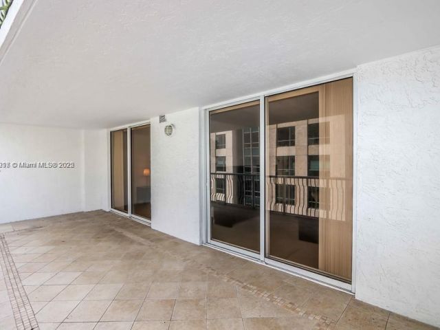 1-bedroom condo for sale in Miami - 1200 Brickell Bay Dr 1518 - MondialRealty