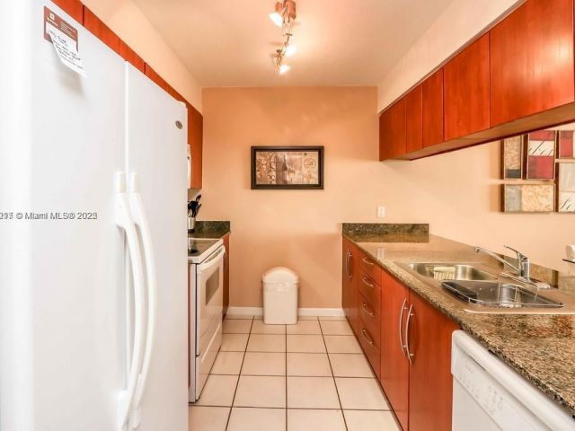 1-bedroom condo for sale in Miami - 1200 Brickell Bay Dr 1518 - MondialRealty
