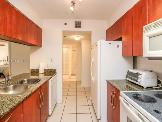 1-bedroom condo for sale in Miami - 1200 Brickell Bay Dr 1518 - MondialRealty