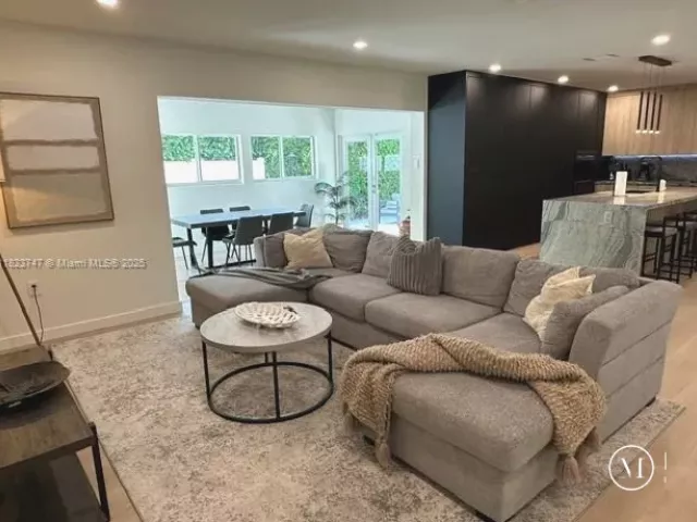 4-bedroom home for sale in Biscayne Park - 11530 NE 7th Ave - MondialRealty